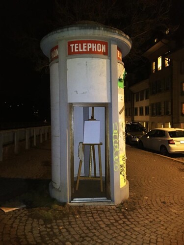 MAL DICH FREI lädt Besuchende, Anwohnende und Passanten dazu ein, selber zu malen. Das Atelier in der Litfasssäule im Mattequartier ist 24 Stunden geöffnet. Komm vorbei, lass dich inspirieren, mal dich frei. Mal dich frei ist die zweite Installation seit der Wiedereröffnung der Litfasssäule im Februar 2021. Klicke hier für mehr Bilder und Infos zur Litfasssäule.